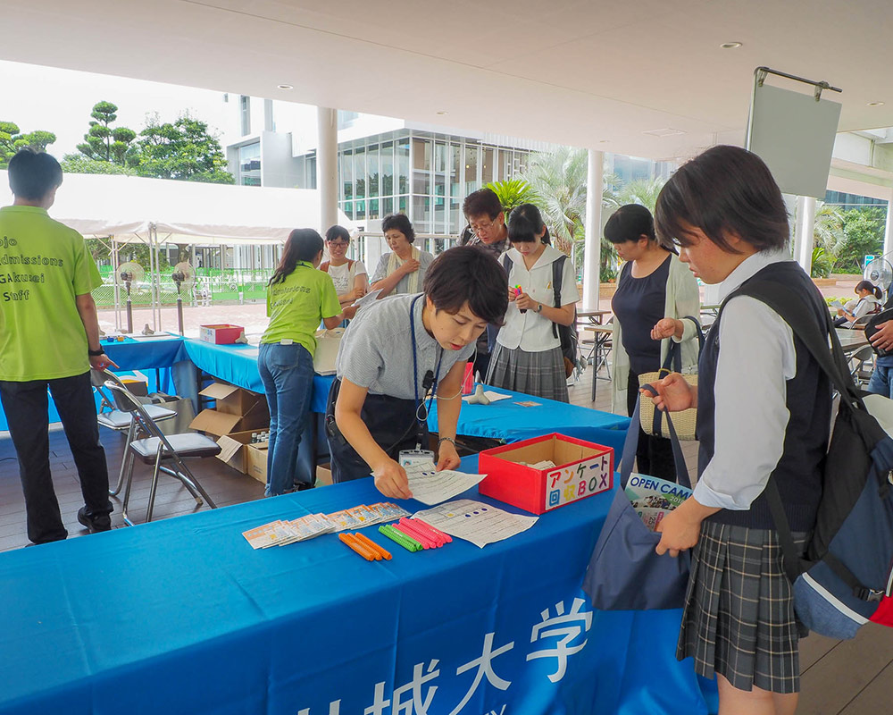 受付は中庭で。ここから情報学科のF号館はすぐ近くです。